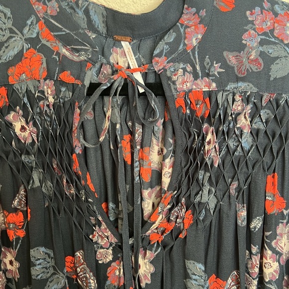 Free People So Fine Floral Navy Smocked Crepe Top Medium - Picture 4 of 8